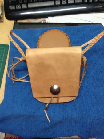 嬉皮風腰包 材質:植鞣牛皮 原皮色 真錢幣扣