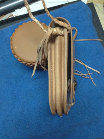 嬉皮風腰包 材質:植鞣牛皮 原皮色 真錢幣扣