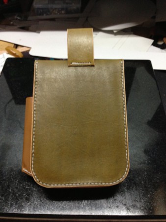 小書包款腰包 材質:植鞣牛皮 芥末色染 暗磁扣