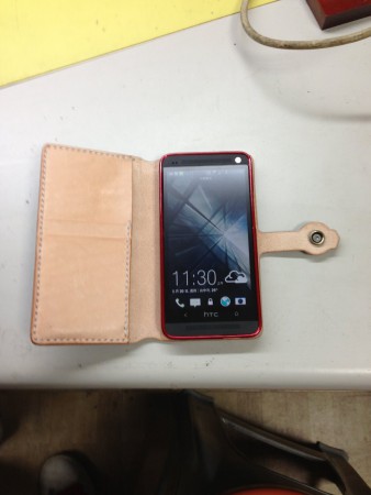 客製書本式手機套 +鑰匙圈grip-A 材質:植鞣牛皮 紫色染 銅質五金+錢幣扣