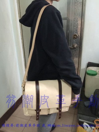 客訂側肩包 材質植鞣牛皮原皮色 銅質五金 古銅色