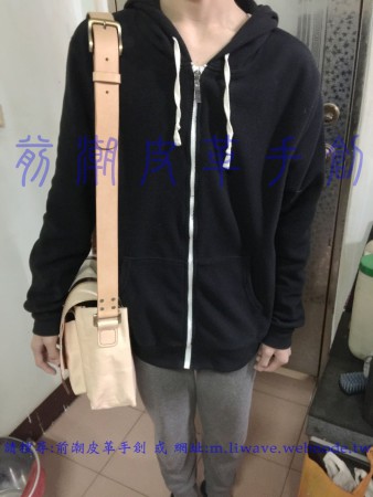 客訂側肩包 材質植鞣牛皮原皮色 銅質五金 古銅色